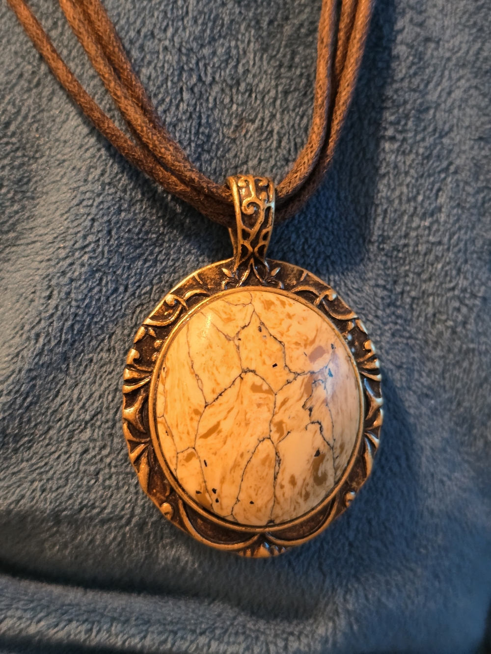 Vintage-Style Oval Stone Pendant Necklace in Beige and Gold